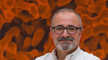 El biólogo Ignacio López-Goñi, premiado por su labor de divulgación científica