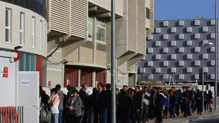 Colas en El Sadar para comprar entradas para el Osasuna-Real Madrid