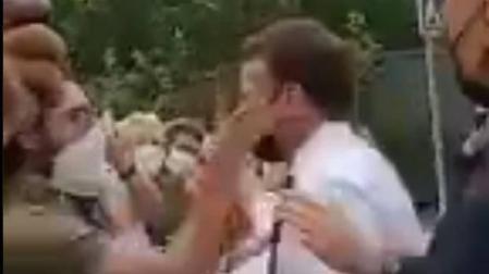 Momento en el que Macros es abofeteado por un hombre en un acto público