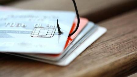 ¿Puede mi banco enviarme una tarjeta de crédito que no le he pedido?
