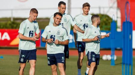 Dani Olmo, Éric García, Sergio Busquets, Diego Llorente y Jordi Alba durante el entrenamiento de la selección española en la Ciudad del fútbol de las Rozas