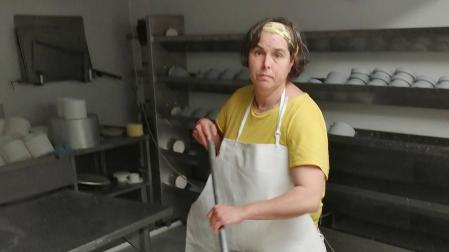 Marian Otxotorena, ganadera y productora de queso de oveja artesanal de la quesería Axuribeltz.