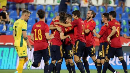 Jugadores de la selección española sub-21 celebran un gol ante Lituania