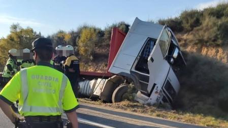 Herido grave un camionero al accidentarse en Cárcar