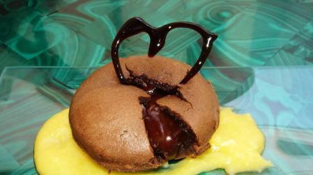 Imagen del coulant de chocolate con natillas de naranja