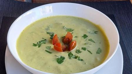 Foto de la crema de aguacate y calabacín.