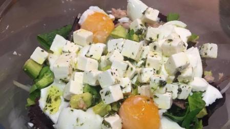 Imagen de la ensalada de quinoa con bien de queso feta