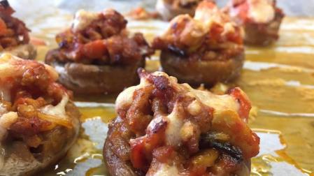Imagen de los champiñones rellenos de carne y verduras