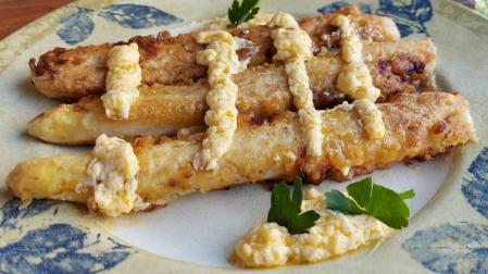 Espárragos rellenos de gambones y huevo con salsa holandesa