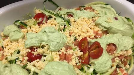 Imagen de la ensalada de espaguetis de calabacín con salsa de aguacate