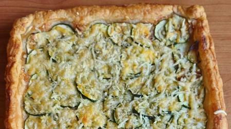 Plato de hojaldre de parmesano y calabacín