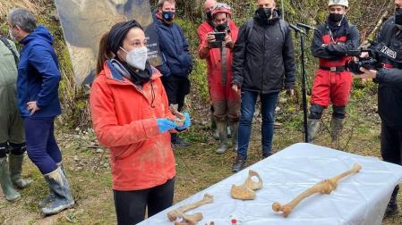 Este viernes ha sido presentado el importante hallazgo realizado en la cueva Errotalde I, en el término municipal de Erro. El 'hombre de Loizu' es el nombre con el que se han bautizado los restos humanos completos más antiguos localizados en Navarra, que datan del año 9.700 a.C.