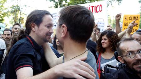 Pablo Iglesias (i), saluda a Juan Carlos Monedero.