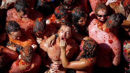 Buñol (Valencia) se ha vuelto a teñir de rojo con su internacional Tomatina, en la que miles de enfervorizados e improvisados soldados de países de todo el mundo se han liado a tomatazos en esta multitudinaria batalla vegetal, más sensibilizada que nunca contra la violencia machista y homófoba