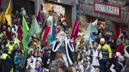 Ilusión, colorido y magia en el desfile de la comitiva real por Pamplona.