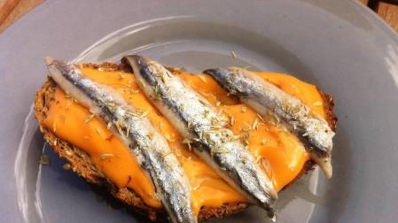 Tosta de pan de pueblo con salmorejo y boquerones