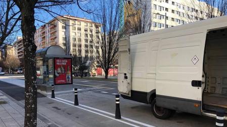 Carril bus usado para carga y descarga en Pío XII.