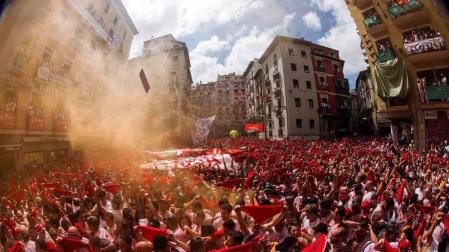 La Plaza Consistorial ha comenzado a llenarse hacia las 9 de la mañana de gente que esperaba a las 12 horas a que estallase la fiesta