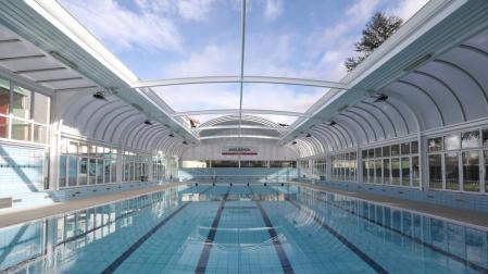 Guelbenzu reabre el 2 de enero tras la colocación de la nueva cubierta en la piscina