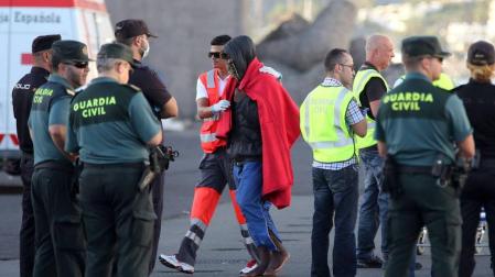 RESCATADOS 59 SUBSAHARIANOS EN UN CAYUCO A 74 KILÓMETROS DE GRAN CANARIA
