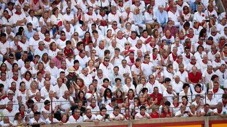 Público asistente a la Plaza de Toros de Pamplona durante la última corrida de la Feria del Toro 2018.