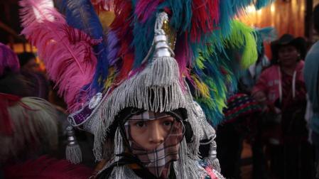 INDÍGENAS GUATEMALTECOS CELEBRAN A SUS DIFUNTOS ENTRE TUMBAS DE COLORES