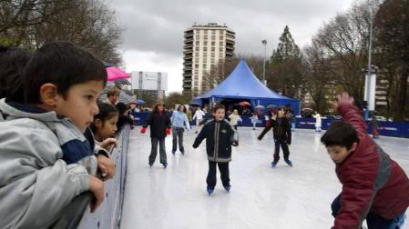 Entre 2002 y 2006 la pista de hielo se instaló en el parque de Antoniutti y atrajo a miles de patinadores durante la Navidad.