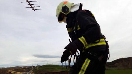 Bomberos trabajan para sofocar un incendio de vegetación en Puente la Reina