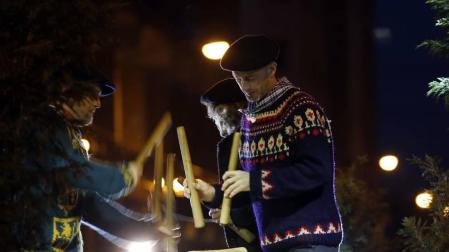 Paso de la tradicional comitiva del carbonero por las calles de la capital navarra dando inicio a las Navidades 2019
