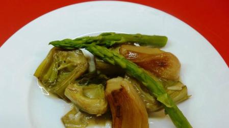 Alcachofas estofadas con trigueros y cebolla