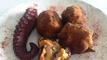 Croqueta de pulpo y bechamel de pimentón