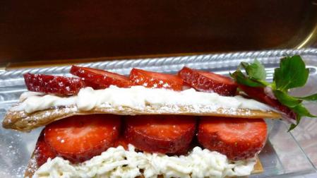 Milhojas de fresas y mascarpone con almendras