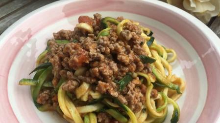 Espaguetis de calabacín con salsa boloñesa