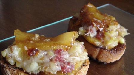 Tosta de puerro con manzana caramelizada
