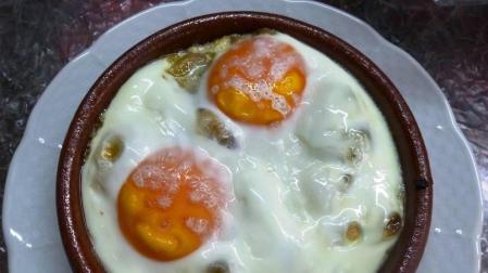 Huevos al horno con setas