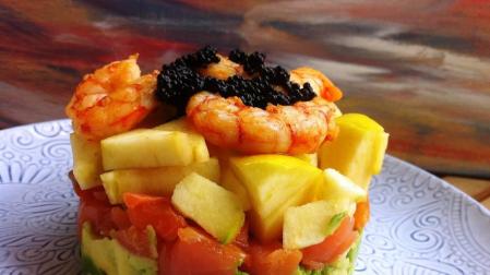 Tartar de salmón aguacate y gambones