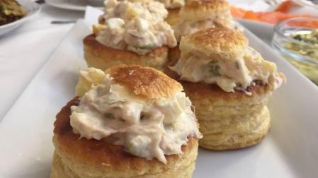 Volovanes rellenos de ensaladilla rusa