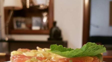 Tartar de tomate, aguacate y gambas