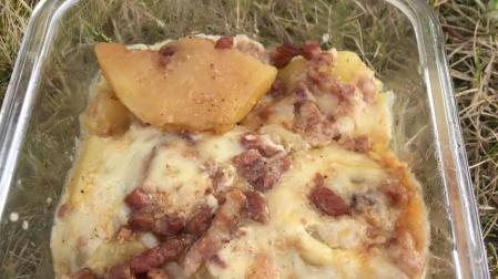 Imagen del gratinado de patata con queso y nata.Tartiflette deliciosa.
