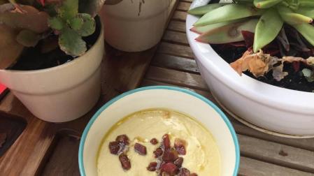 Imagen de la crema de alcachofas con jamón crujiente