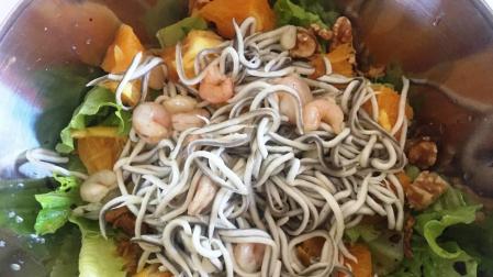 Imagen de la ensalada de gulas con naranjas y nueces