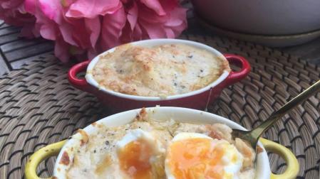 Imagen de las cocottes gratinadas con huevo escalfado