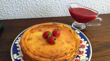 Imagen de la tarta de queso con coulis de fresas