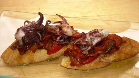 Imagen de la Tosta de pimientos asados y chipirones