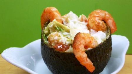 Aguacates rellenos de langostinos, salmón y feta