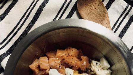 Imagen de la ensalada de quinoa con salmón crudo