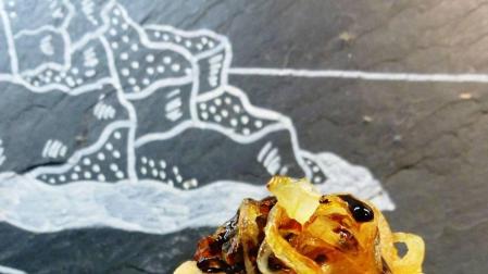 Imagen del timbal de patatas cocidas, con foie mi-cuit y cebolla pochada