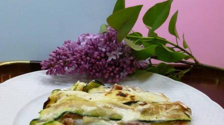 Imagen del milhojas de espárragos con calabacín laminado y bien de queso idiazabal