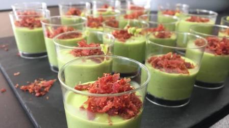 Imagen de la crema de guisantes con el crujiente de jamón