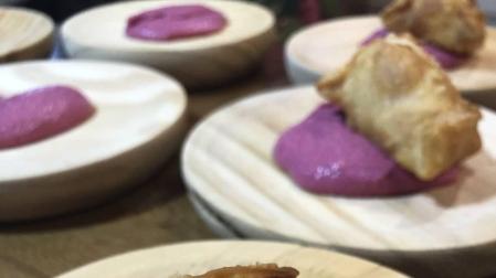 Empanadillas sorpresa con yema de huevo sobre humus de remolacha